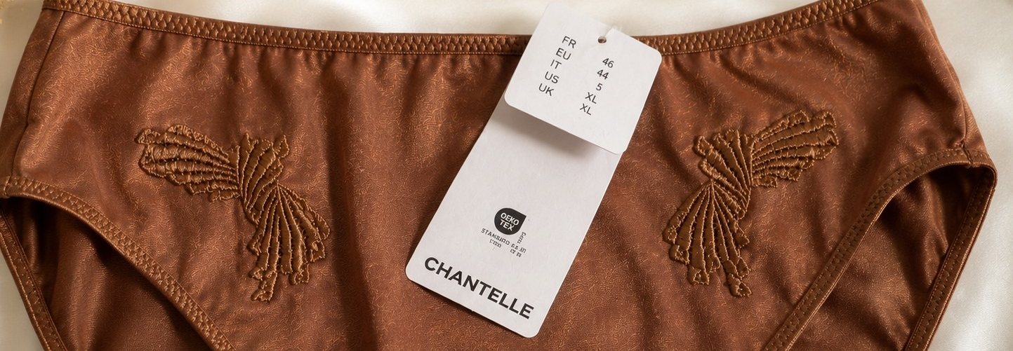 Brązowe majtki Chantelle XL - detal haftu i metki